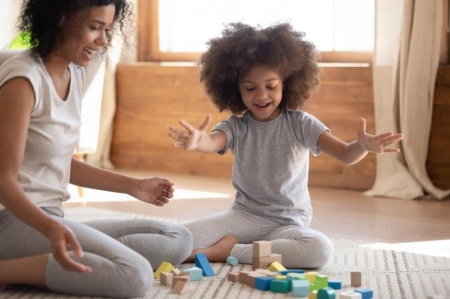 Organiser une garde altern&eacute;e avec une nounou implique de bien r&eacute;partir les rep&egrave;res de l'enfant
